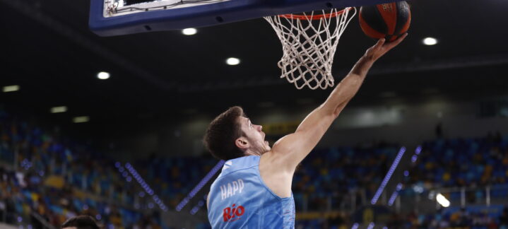 Ethan Happ realizando un mate durante un partido del Dreamland Gran Canaria.