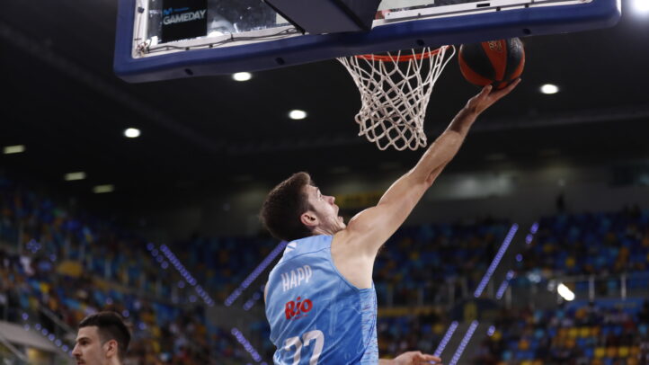 Ethan Happ realizando un mate durante un partido del Dreamland Gran Canaria.