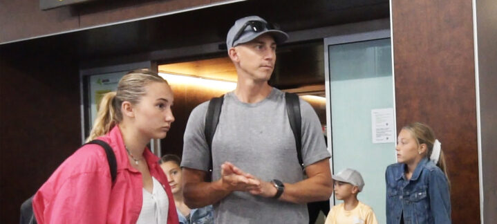 invitado estrella del Campus de Verano, a su llegada: ""Tengo mucho cariño por esta isla""","Jaycee Carroll llega al aeropuerto, acompañado de varios niños y adolescentes.