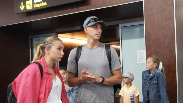 invitado estrella del Campus de Verano, a su llegada: ""Tengo mucho cariño por esta isla""","Jaycee Carroll llega al aeropuerto, acompañado de varios niños y adolescentes.