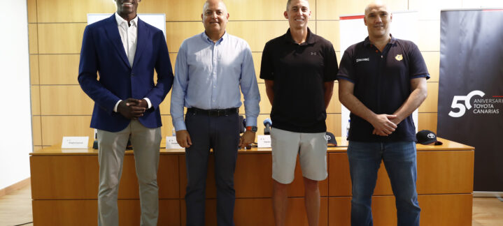 protagonista en Toyota Canarias como estrella invitada del XLII Campus de Verano CaixaBank","Cuatro personas posando en un evento, representando la colaboración entre Toyota Canarias y el campus.