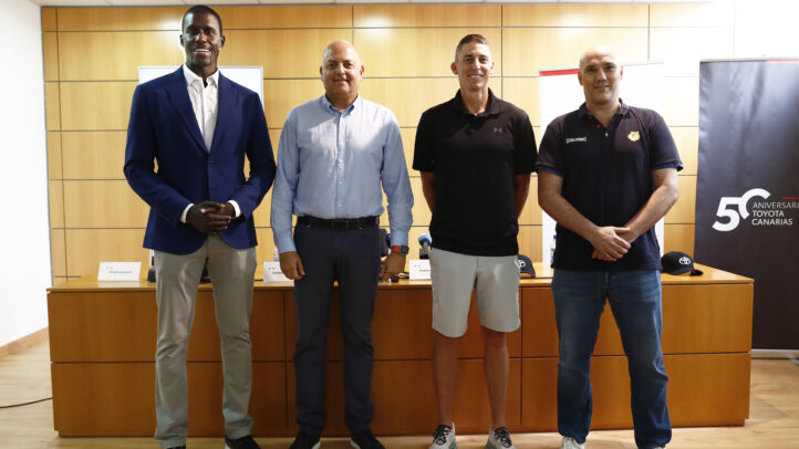 protagonista en Toyota Canarias como estrella invitada del XLII Campus de Verano CaixaBank","Cuatro personas posando en un evento, representando la colaboración entre Toyota Canarias y el campus.