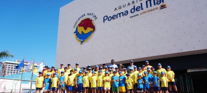 Grupo de niños en el campus de verano frente al edificio Poema del Mar.