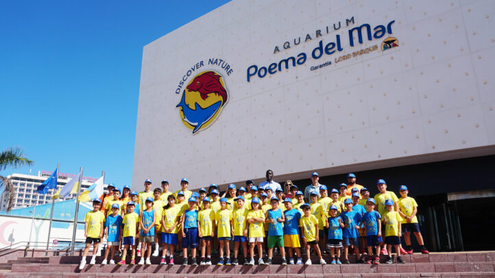 Grupo de niños en el campus de verano frente al edificio Poema del Mar.
