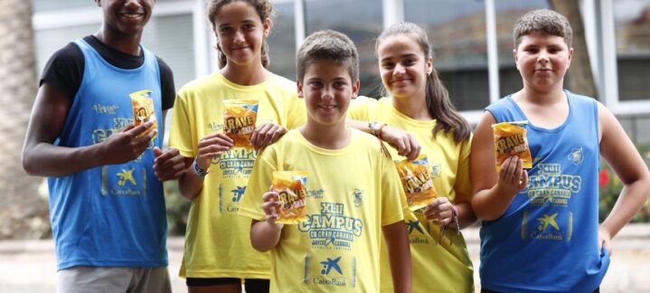 gran protagonista en el XLII Campus de Verano CaixaBank del CB Gran Canaria","Niños sosteniendo aperitivos Kellogg's, luciendo camisetas del Campus de Verano.