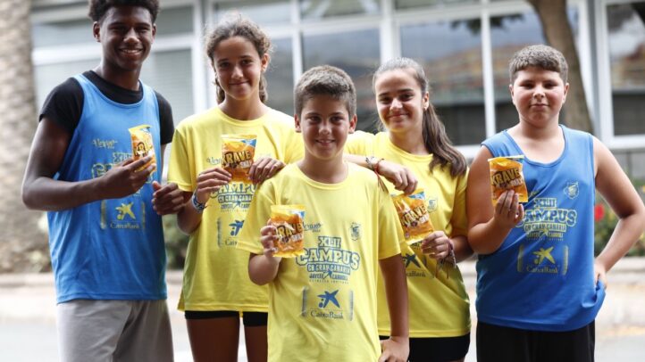 gran protagonista en el XLII Campus de Verano CaixaBank del CB Gran Canaria","Niños sosteniendo aperitivos Kellogg's, luciendo camisetas del Campus de Verano.