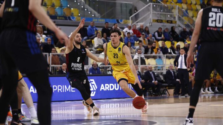 Jugador del Club Baloncesto Gran Canaria durante un partido, driblando el balón.