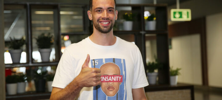 Jugador sonriente de baloncesto con camiseta de 'INSANITY', haciendo un gesto de pulgar arriba.