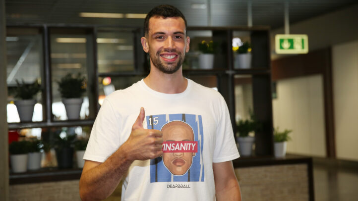Jugador sonriente de baloncesto con camiseta de 'INSANITY', haciendo un gesto de pulgar arriba.