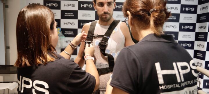 Slaughter y Landesberg cierran la quinta jornada de pruebas médicas",Jugador en pruebas médicas con personal de salud ajustando equipo en un entorno clínico.