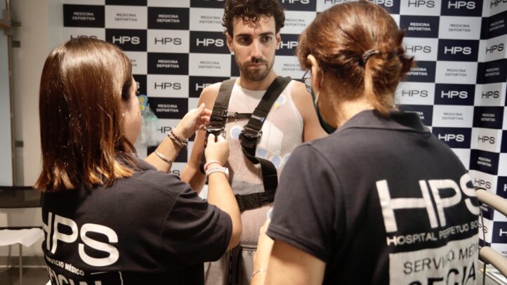 Slaughter y Landesberg cierran la quinta jornada de pruebas médicas",Jugador en pruebas médicas con personal de salud ajustando equipo en un entorno clínico.