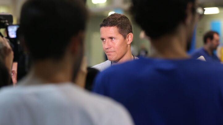 Rueda de prensa del Dreamland Gran Canaria con un jugador y periodistas presentes.