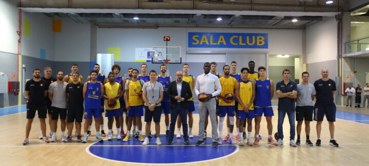 consejero de Deportes del Cabildo de Gran Canaria",Jugadores y personal del Dreamland Gran Canaria posan con Aridany Romero en la sala club.