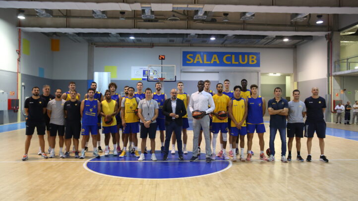 consejero de Deportes del Cabildo de Gran Canaria",Jugadores y personal del Dreamland Gran Canaria posan con Aridany Romero en la sala club.