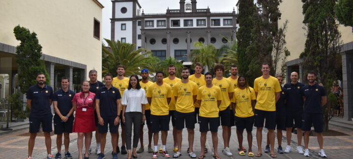 Equipo del Dreamland Gran Canaria posando en el Lopesan Villa del Conde Resort.