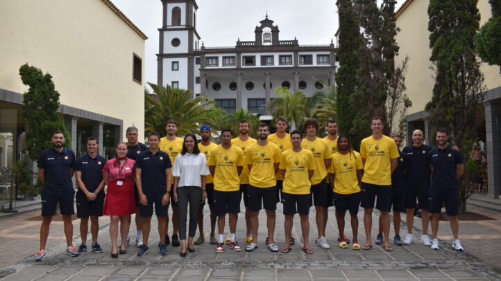 Equipo del Dreamland Gran Canaria posando en el Lopesan Villa del Conde Resort.