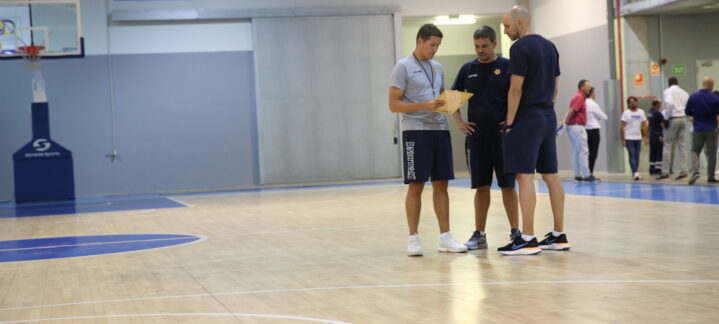 Tres miembros del cuerpo técnico del Dreamland Gran Canaria discuten en la cancha.