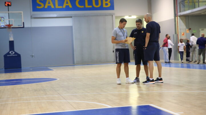 Tres miembros del cuerpo técnico del Dreamland Gran Canaria discuten en la cancha.
