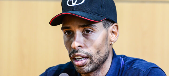 Sylven Landesberg durante la presentación en Toyota Canarias, con gorra del patrocinador.