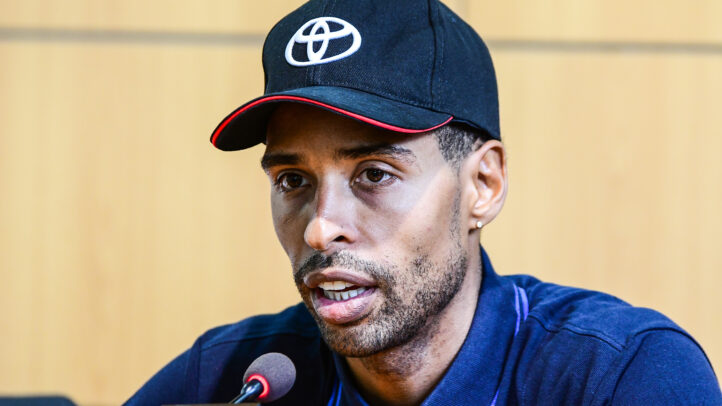 Sylven Landesberg durante la presentación en Toyota Canarias, con gorra del patrocinador.