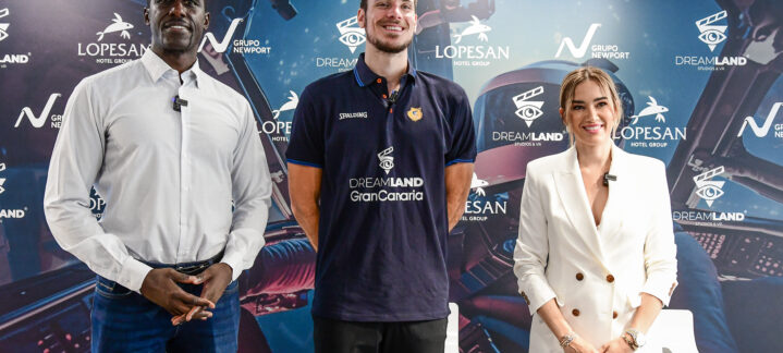 escenario de lujo para la presentación de Ethan Happ",Presentación de Ethan Happ en las oficinas del Grupo Newport con dos representantes.