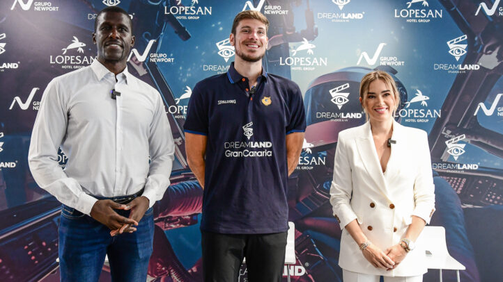 escenario de lujo para la presentación de Ethan Happ",Presentación de Ethan Happ en las oficinas del Grupo Newport con dos representantes.