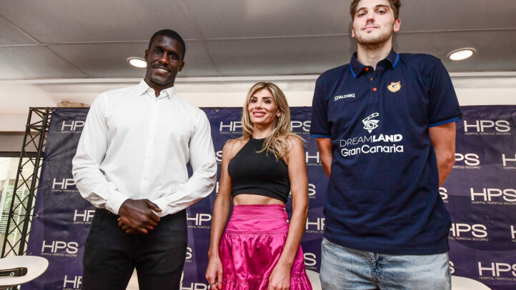 Ben Lammers, junto a dos personas, es presentado en HPS Hospitales.