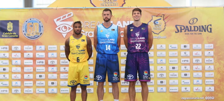 Tres jugadores del Dreamland Gran Canaria muestran las nuevas equipaciones en un evento.
