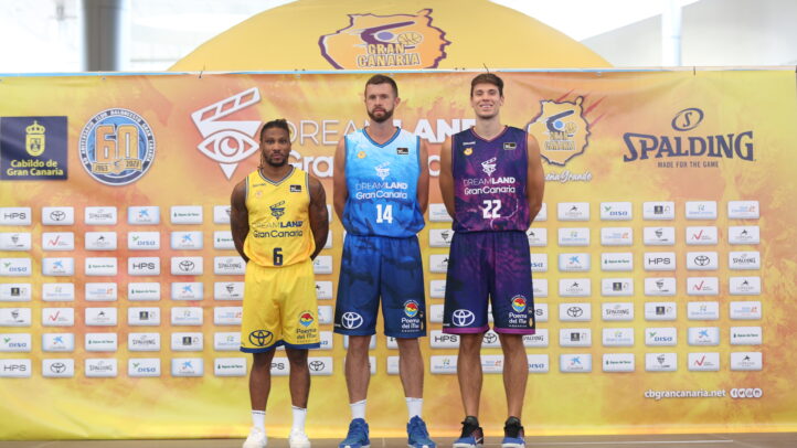 Tres jugadores del Dreamland Gran Canaria muestran las nuevas equipaciones en un evento.