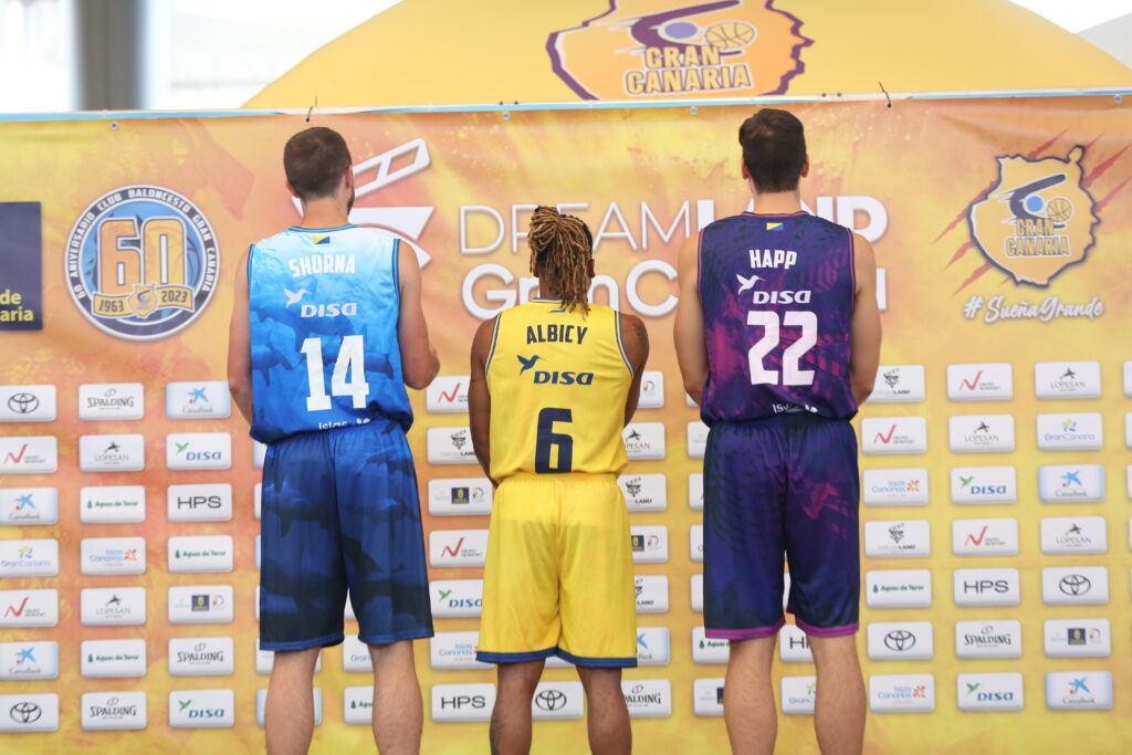 Tres jugadores del Dreamland Gran Canaria presentan sus nuevas equipaciones.