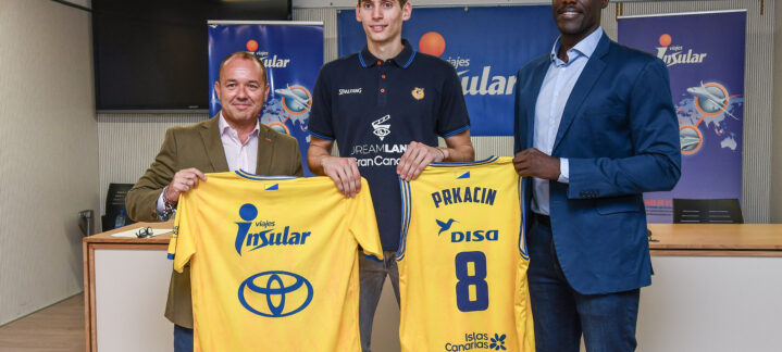 presentado en el Gran Canaria Arena junto a Viajes Insular",Roko Prkacin sostiene su camiseta del Gran Canaria junto a dos representantes del club.