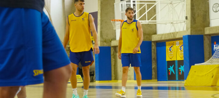 Jugadores del LEB Plata entrenando en la cancha, listos para el próximo amistoso.