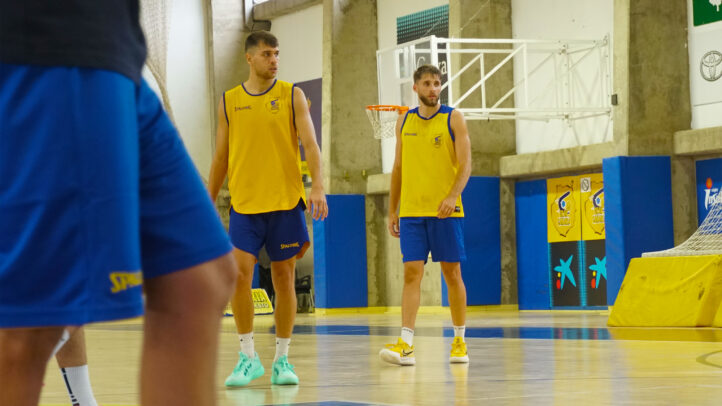Jugadores del LEB Plata entrenando en la cancha, listos para el próximo amistoso.
