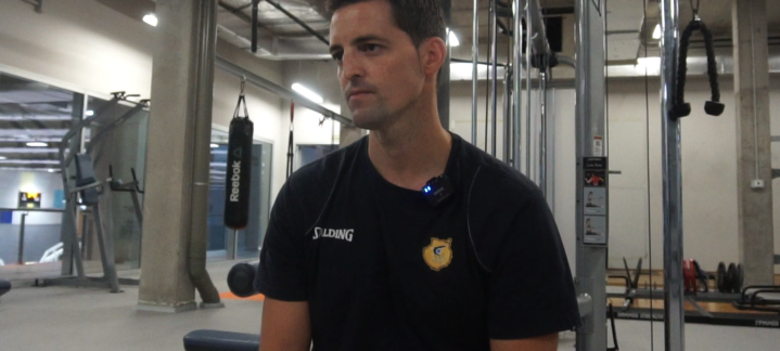 Lander Castro sentado en un gimnasio, preparado para una sesión de entrenamiento.