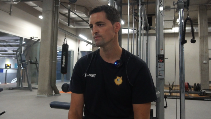 Lander Castro sentado en un gimnasio, preparado para una sesión de entrenamiento.