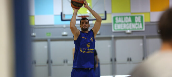 primera piedra de toque del nuevo Dreamland Gran Canaria","Jugador del Dreamland Gran Canaria entrenando en la cancha, lanzando un tiro a canasta.