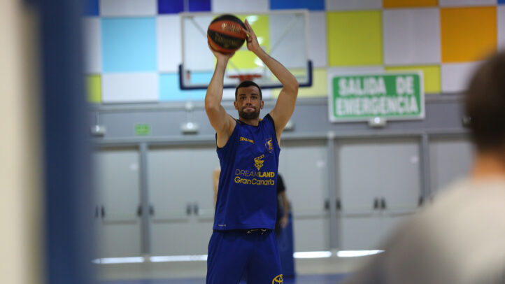 primera piedra de toque del nuevo Dreamland Gran Canaria","Jugador del Dreamland Gran Canaria entrenando en la cancha, lanzando un tiro a canasta.