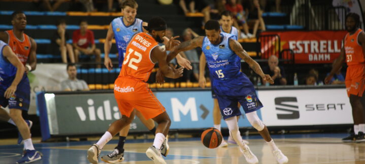 Jugadores de baloncesto en acción durante un partido de preparación del Gran Canaria.