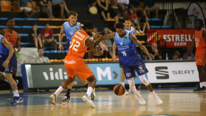 Jugadores de baloncesto en acción durante un partido de preparación del Gran Canaria.