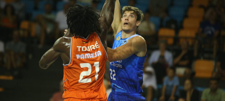 Jugador del Dreamland Gran Canaria intenta un tiro ante la defensa de un rival de Valencia Basket.