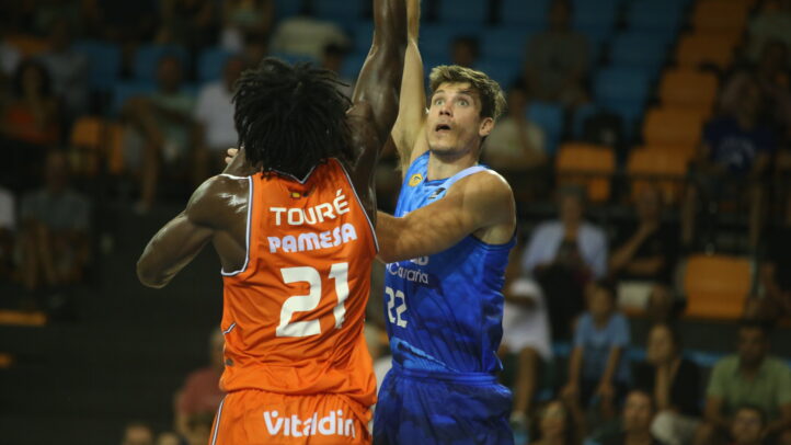 Jugador del Dreamland Gran Canaria intenta un tiro ante la defensa de un rival de Valencia Basket.
