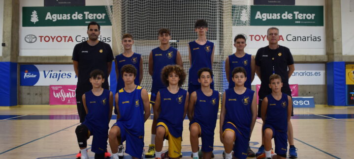 Equipo infantil masculino del Gran Canaria posando en el gimnasio antes del torneo.