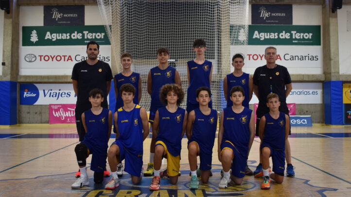 Equipo infantil masculino del Gran Canaria posando en el gimnasio antes del torneo.