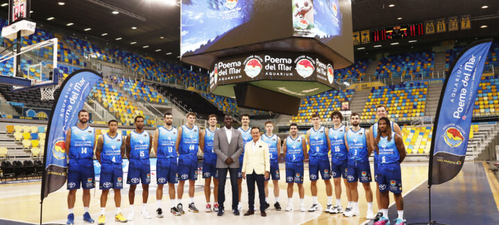 Jugadores del Club Baloncesto Gran Canaria posando con representantes de Poema del Mar.