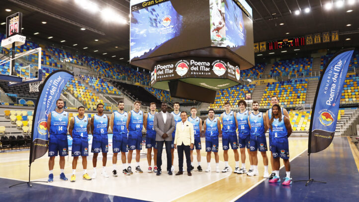 Jugadores del Club Baloncesto Gran Canaria posando con representantes de Poema del Mar.