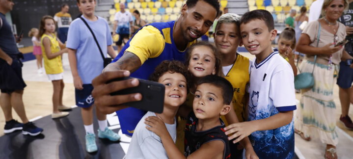 Jugadores y niños posan felices para una selfie en el evento del Club Baloncesto Gran Canaria.