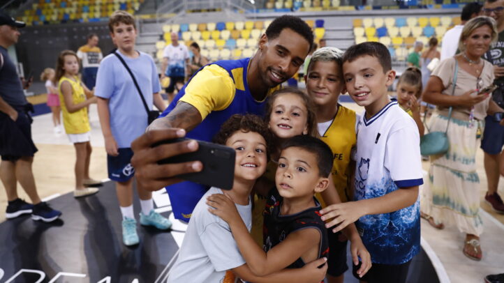 Jugadores y niños posan felices para una selfie en el evento del Club Baloncesto Gran Canaria.
