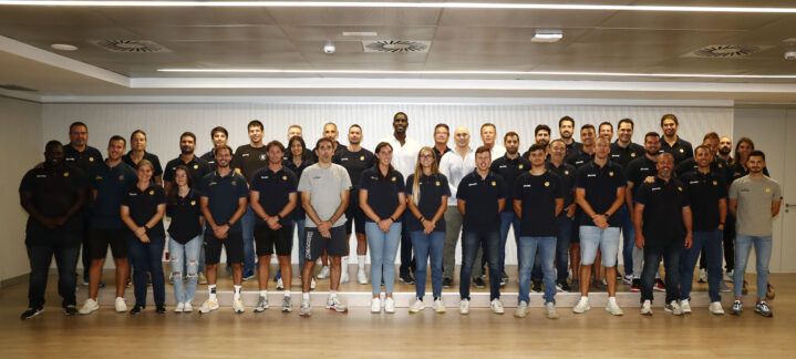 Entrenadores de la cantera amarilla posando juntos antes del inicio de la temporada.