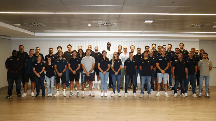 Entrenadores de la cantera amarilla posando juntos antes del inicio de la temporada.
