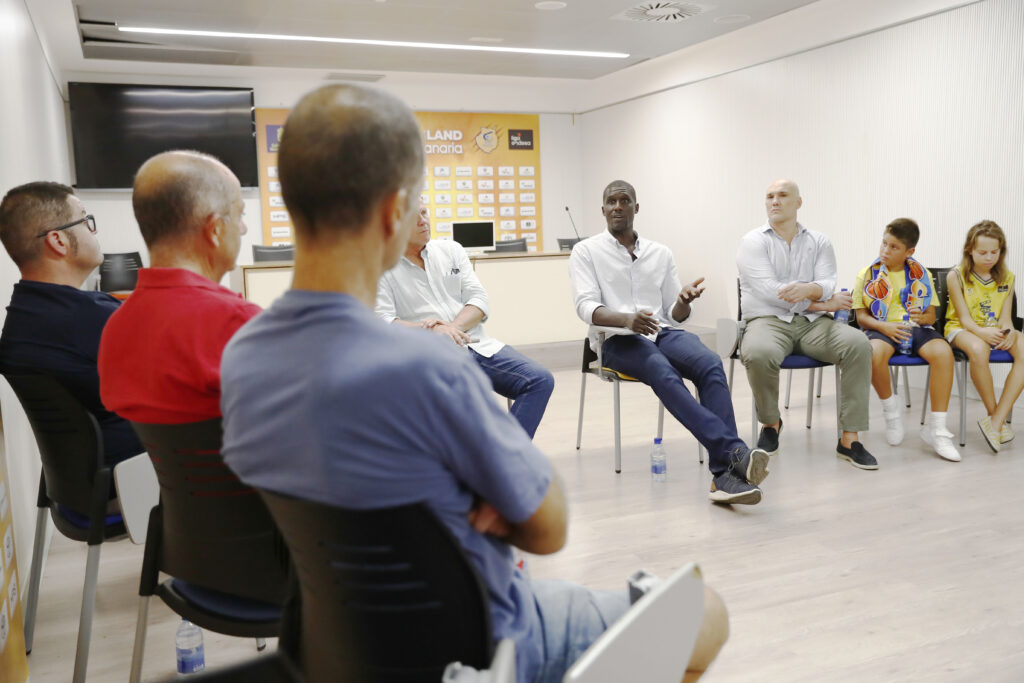 Reunión de Sitapha Savané con abonados y miembros del Club Baloncesto Gran Canaria.